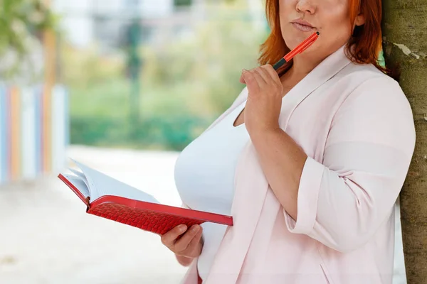 Freelance Close Portrait Caucasian Thoughtful Woman Holding Notebook Pen Coming — Stock Photo, Image