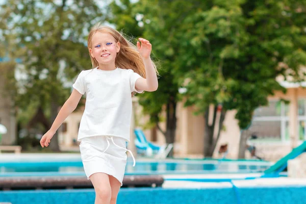 Retrato Niña Cauacasiana Salta Alegremente Largo Piscina Concepto Emociones Vacaciones — Foto de Stock