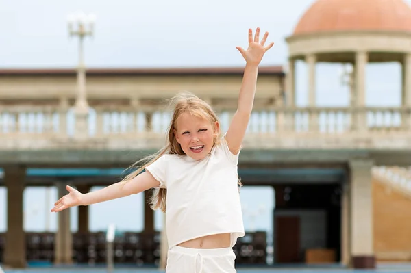 Retrato Una Niña Caucásica Posando Felizmente Con Las Manos Alto — Foto de Stock