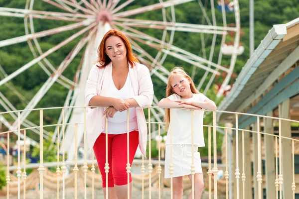 Retrato Familiar Madre Hija Divierten Juntas Parque Diversiones Rueda Fortuna — Foto de Stock