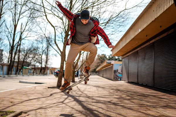 Ein Junger Hipster Männchen Macht Einen Sprung Mit Einem Skateboard — Stockfoto