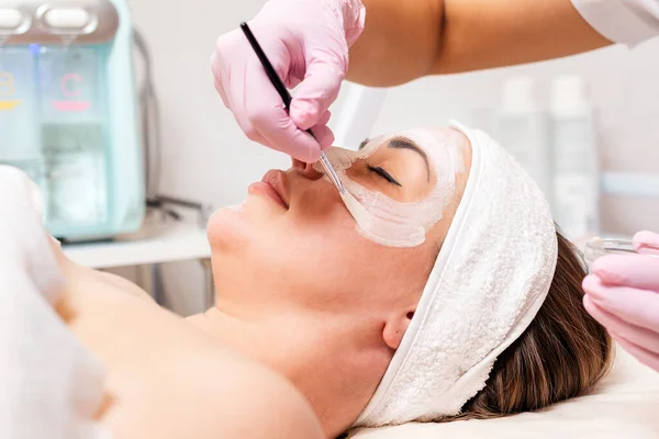 Cosmetología Cosmetólogo Profesional Guantes Goma Pone Una Máscara Cara Del — Foto de Stock