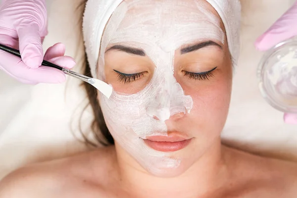 Cosmetologist Luvas Médicas Que Aplicam Uma Máscara Escova Rosto Cliente — Fotografia de Stock