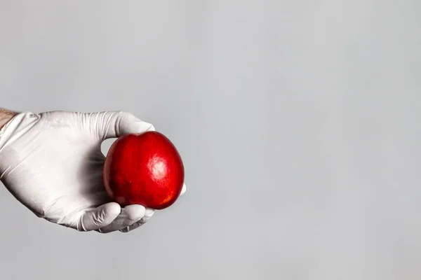 Mužské Ruce Rukavicích Broskvovým Ovocem Bílé Pozadí Koncept Gmo Potravin — Stock fotografie
