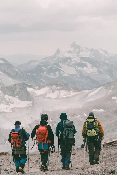 Піші Прогулянки Сходження Чотири Туристів Рюкзаками Тлі Гірського Снігового Хребта — стокове фото