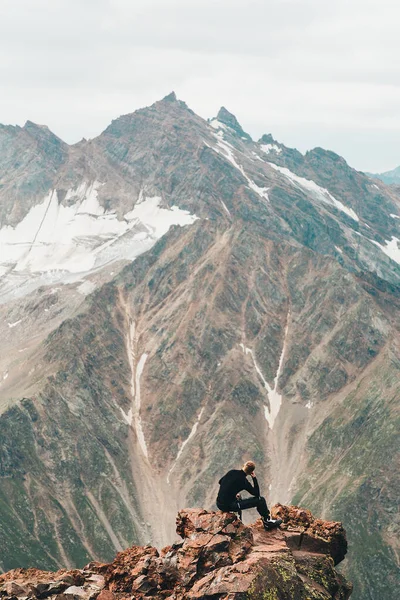 Pěší Turistika Lezení Turistické Pózování Vrcholu Horské Římsy — Stock fotografie