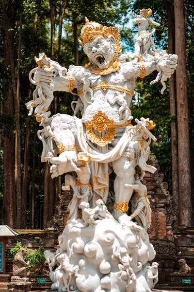 猴子王的雕像印度教和神话印度尼西亚巴厘猴林 — 图库照片