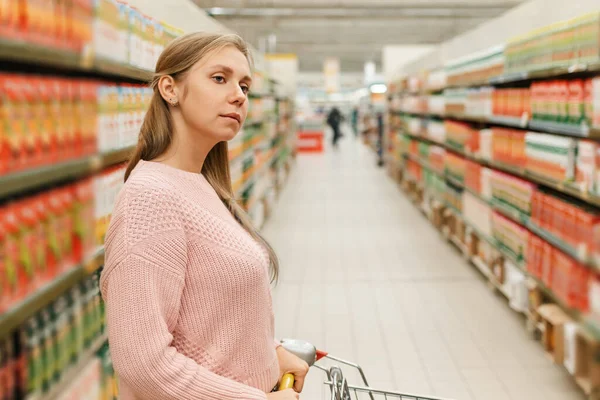 Fare Spesa Supermercato Una Giovane Bionda Rotola Carrello Con Prodotti — Foto Stock
