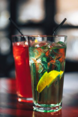 Dikey tasarımda canlandırıcı iki kokteyl, yakın plan..