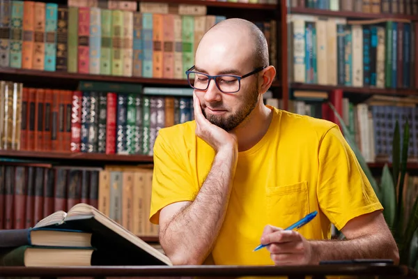 Hombre Calvo Barbudo Sonriente Con Gafas Está Escribiendo Algo Cuaderno — Foto de Stock