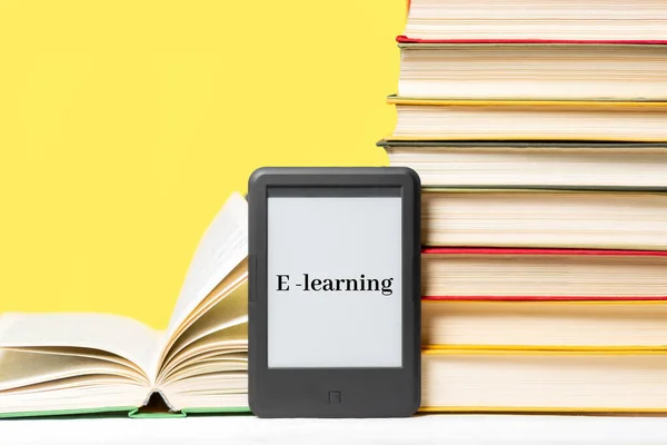 Learning Book Reader Teanc Cărți Fundal Galben Conceptul Educație Gadget — Fotografie, imagine de stoc