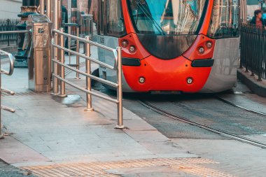 Toplu taşıma. Raylarda yeni bir tramvay yaklaşıyor. Kapatın. Alt görünüm.