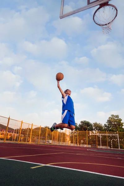 Basquetebol Adolescente Sportswear Azul Salta Joga Uma Bola Aro Basquete — Fotografia de Stock