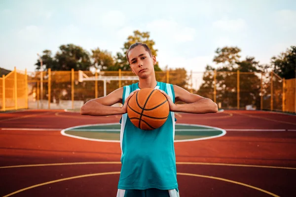 Basketbol Turkuaz Spor Giyimli Genç Bir Çocuk Okul Bahçesinde Elinde — Stok fotoğraf