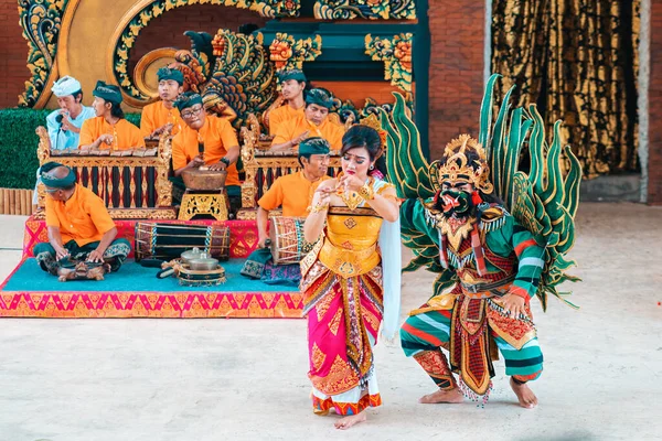 2020 Bali Indonezia Femeie Bărbat Costume Naționale Joacă Spectacol Galungan — Fotografie, imagine de stoc
