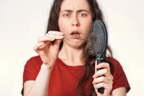 Close Retrato Borrão Uma Mulher Morena Assustada Segura Pente Suas — Fotografia de Stock