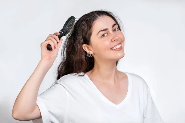 Una Guapa Morena Sonríe Peina Pelo Fondo Blanco Concepto Cuidado —  Fotos de Stock