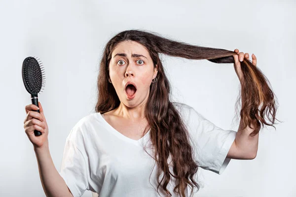 Eine Verängstigte Frau Mit Langen Dunklen Haaren Die Schreit Einen — Stockfoto