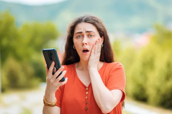 Portrait Woman Holding Phone Her Hand Clutching Her Face Fear — Stock Photo, Image