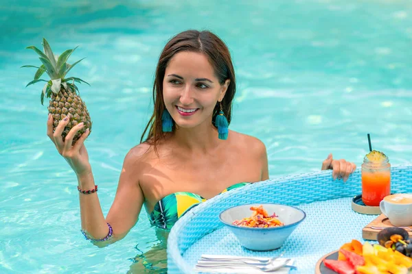 Guapa Jovencita Sosteniendo Una Piña Mano Con Una Sonrisa Mirando — Foto de Stock