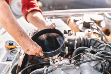 Özürlülük kavramı ve onların hayata uyum sağlaması. Engelli bir adam motor yağı dökerek araba tamir eder. Ellerinde hiç parmak yok. Çocukluktan beri sakat. Eller yukarı..