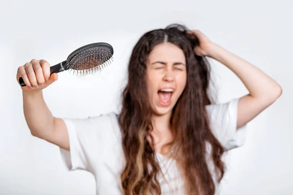 Une Femme Crie Tient Peigne Avec Pet Cheveux Arraché Fond — Photo