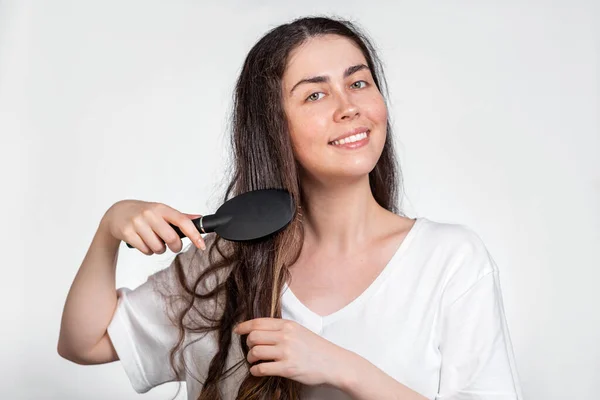 Morena Sonríe Peina Pelo Fondo Blanco Copiar Espacio Concepto Cuidado — Foto de Stock