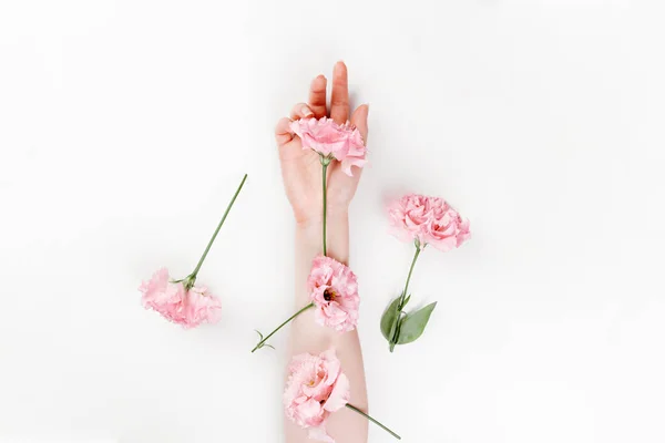 Uma Mão Feminina Delicada Cima Qual Estão Flores Eustoma Rosa — Fotografia de Stock