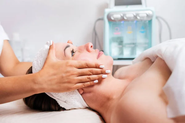 Cosmetologue Donne Une Femme Massage Visage Procédure Cosmétique Vue Latérale — Photo