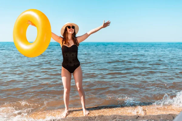 Mujer Joven Bronceada Sosteniendo Círculo Inflable Naranja Disfruta Relajarse Playa — Foto de Stock