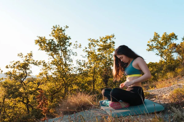 Fiatal Gyönyörű Pihen Bemelegszik Parkban Jóga Sport Meditáció Fogalma Fénymásolási — Stock Fotó