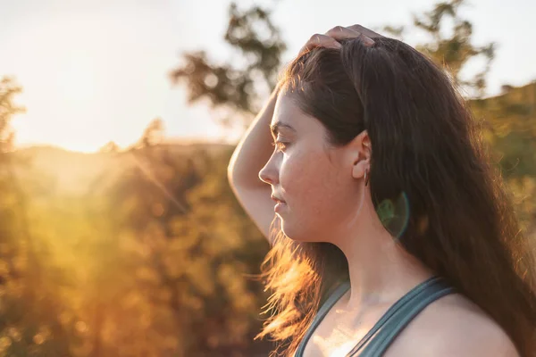 Mujer Atlética Sexy Joven Descansando Mirando Distancia Bosque Fondo Concepto — Foto de Stock