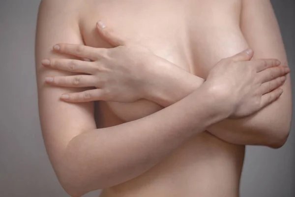 Μια Γυμνή Γυναίκα Καλύπτει Στήθη Της Χέρια Της Έννοια Της — Φωτογραφία Αρχείου