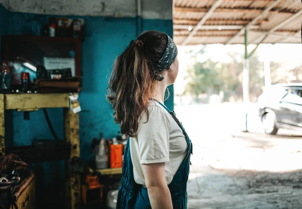 Concepto Pequeña Empresa Feminismo Igualdad Mujer Una Joven Con Ropa — Foto de Stock