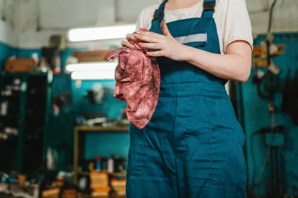 Gendergelijkheid Vrouw Uniform Werkend Een Werkplaats Die Zijn Handen Veegt — Stockfoto