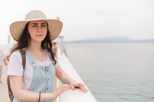 Retrato Una Joven Guapa Con Sombrero Apoyada Balaustrada Posando Para — Foto de Stock