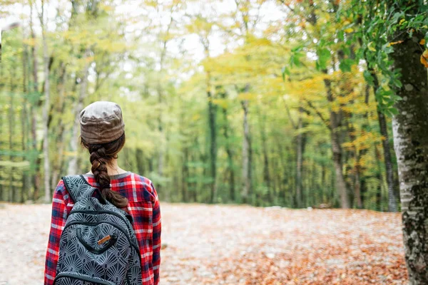 Una Joven Mujer Caucásica Posa Con Una Mochila Espalda Vista — Foto de Stock