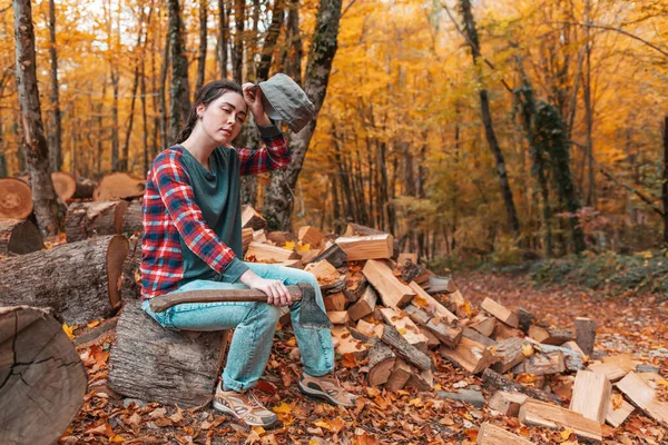 Förberedelse För Uppvärmningssäsongen Ung Trött Kvinna Med Yxa Händerna Sitter — Stockfoto