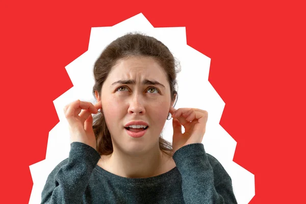 Young Woman Covers Her Ears Noise Emotion Discontent Irritation Face — Stock Photo, Image