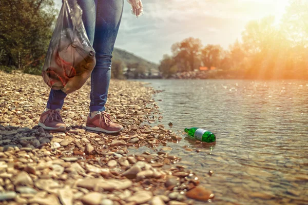 Eine Frau Steht Ufer Der Hand Mit Einem Müllsack Und — Stockfoto