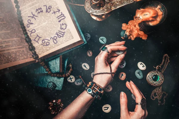 Astrologia Esoterismo Bruxa Está Adivinhando Runestones Hands Close Fundo Preto — Fotografia de Stock