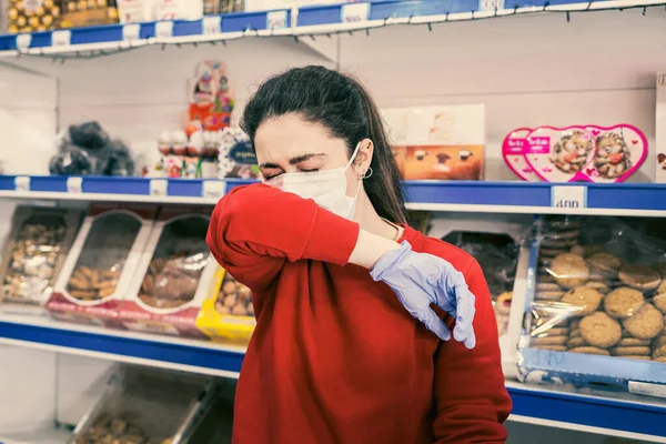 Uma Mulher Com Luvas Borracha Uma Máscara Médica Espirra Enquanto — Fotografia de Stock