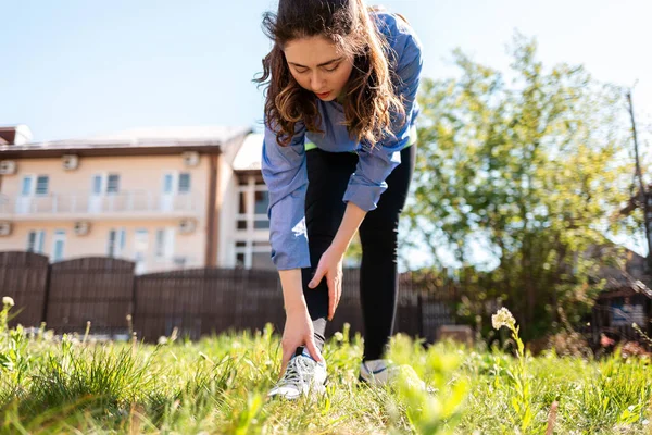 Una Hermosa Joven Está Haciendo Deportes Patio Realizando Curvas Hacia — Foto de Stock