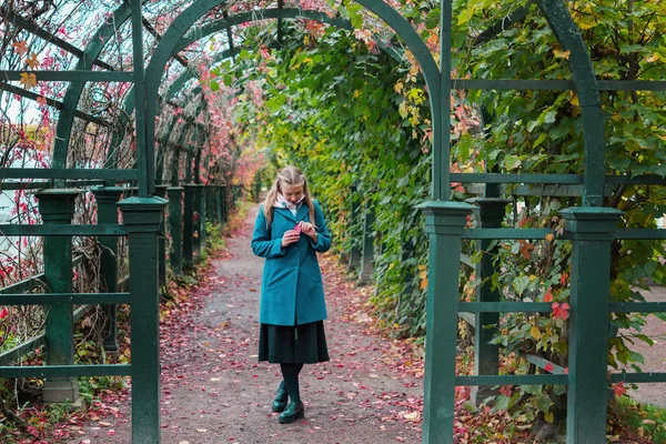 Toamna Plimbare Aer Curat Blondă Tânără Stă Parc Ține Frunză — Fotografie, imagine de stoc