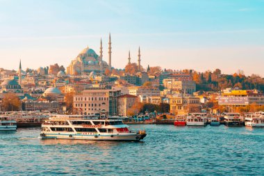 23.10.2019 İstanbul, Türkiye. Seyahat gemisi denizde yelken açar. Arka planda bir ufuk ve şehir manzarası var. Arka planda Ayasofya. Uzayı kopyala Seyahat kavramı.
