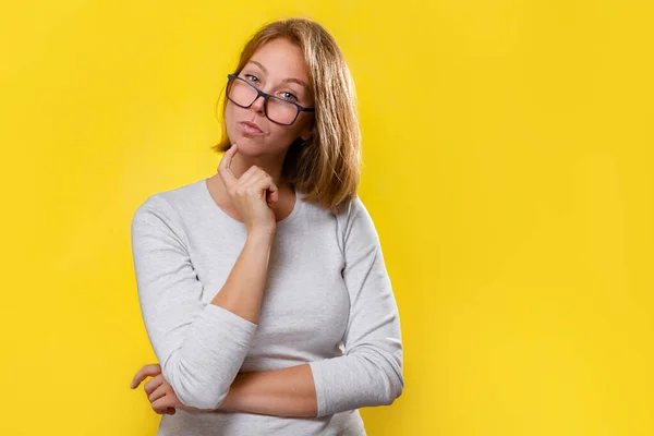 Porträt Einer Schönen Blondine Mit Brille Die Nachdenklich Schaut Gelber — Stockfoto