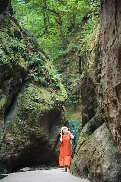 Eine Frau Rotem Kleid Und Hut Blickt Auf Hintergrund Ist — Stockfoto