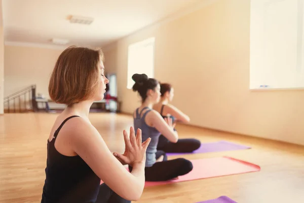Grupo Mujeres Jóvenes Haciendo Meditación Clase Yoga Tinte —  Fotos de Stock