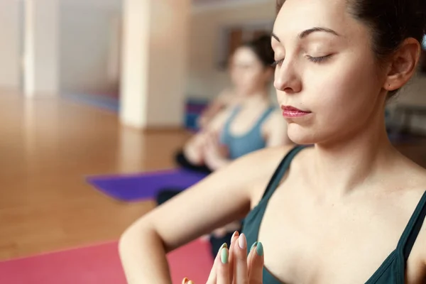 Grupo Mujeres Jóvenes Relajarse Meditación Clase Yoga Cerca Tinte —  Fotos de Stock