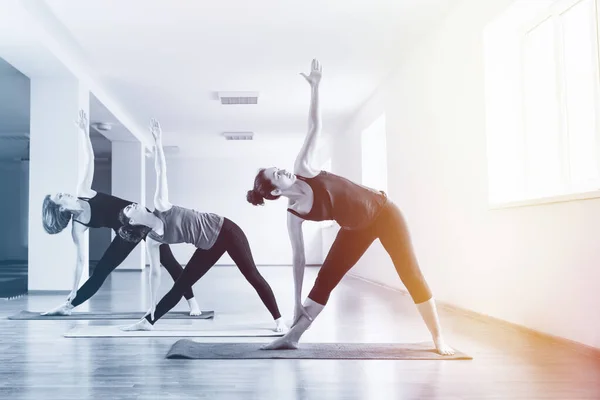 Grupo Mujeres Jóvenes Haciendo Yoga Aula Concepto Estilo Vida Deportivo —  Fotos de Stock